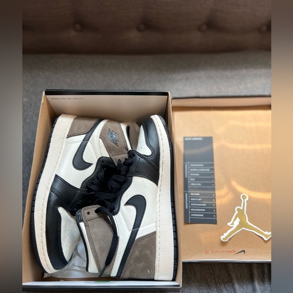 Air Jordan 1 Retro High OG GS Dark
Mocha (2020) - Picture 1 of 9